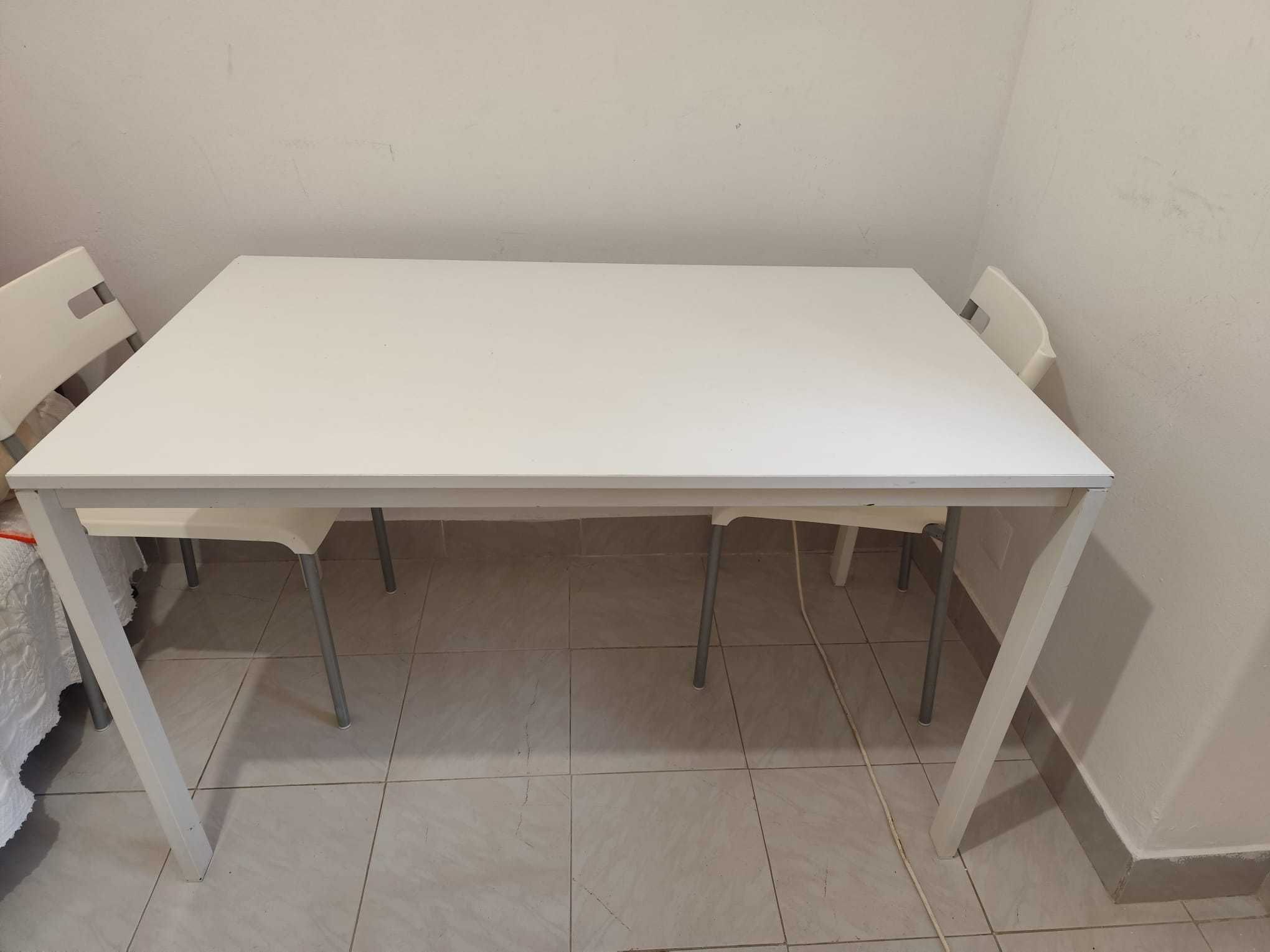 Mesa Melltorp com 4 cadeiras branca Ikea