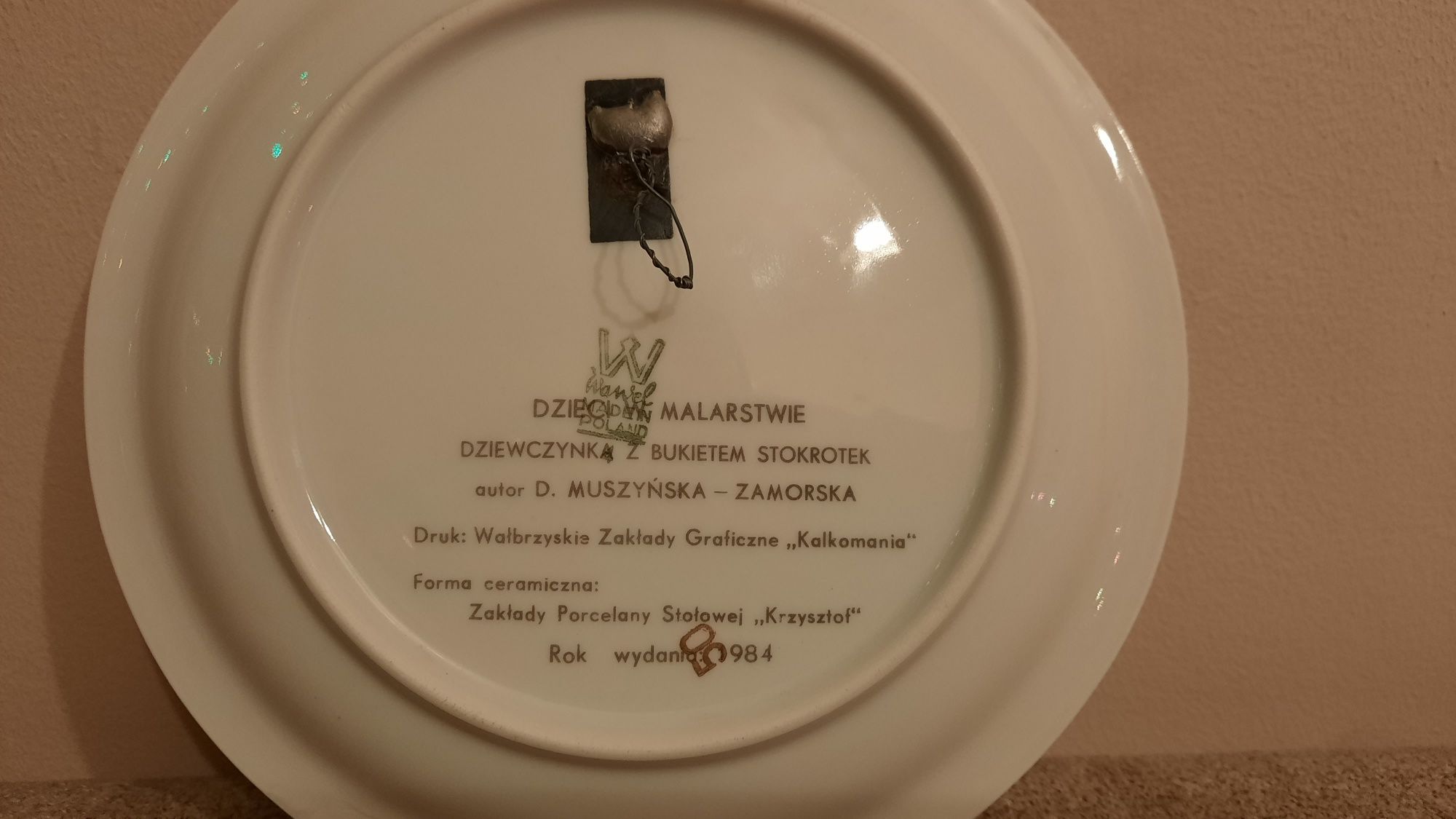 Talerz dziewczynka z bukietem stokrotek