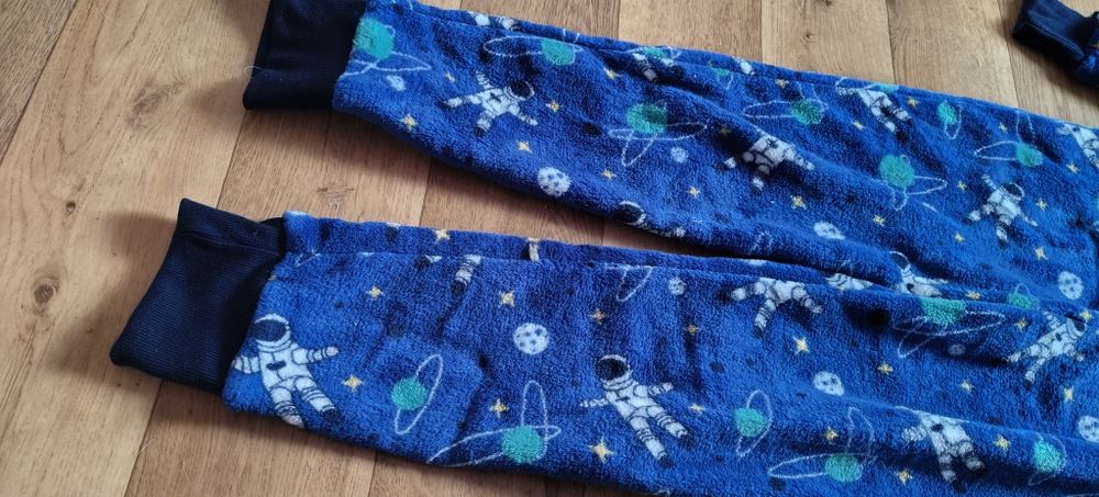 Sprzedam piżamę dziecięcą.