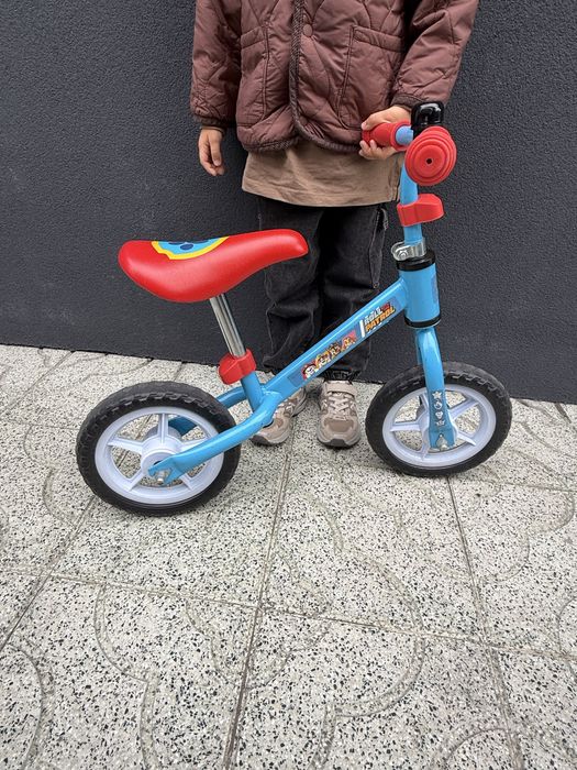 Bicicleta PATRULHA PATA sem pedais, capacete e trotinete (pack)