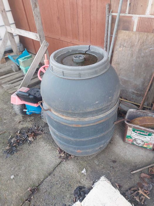 Beczka z tworzywa około  150 litrów