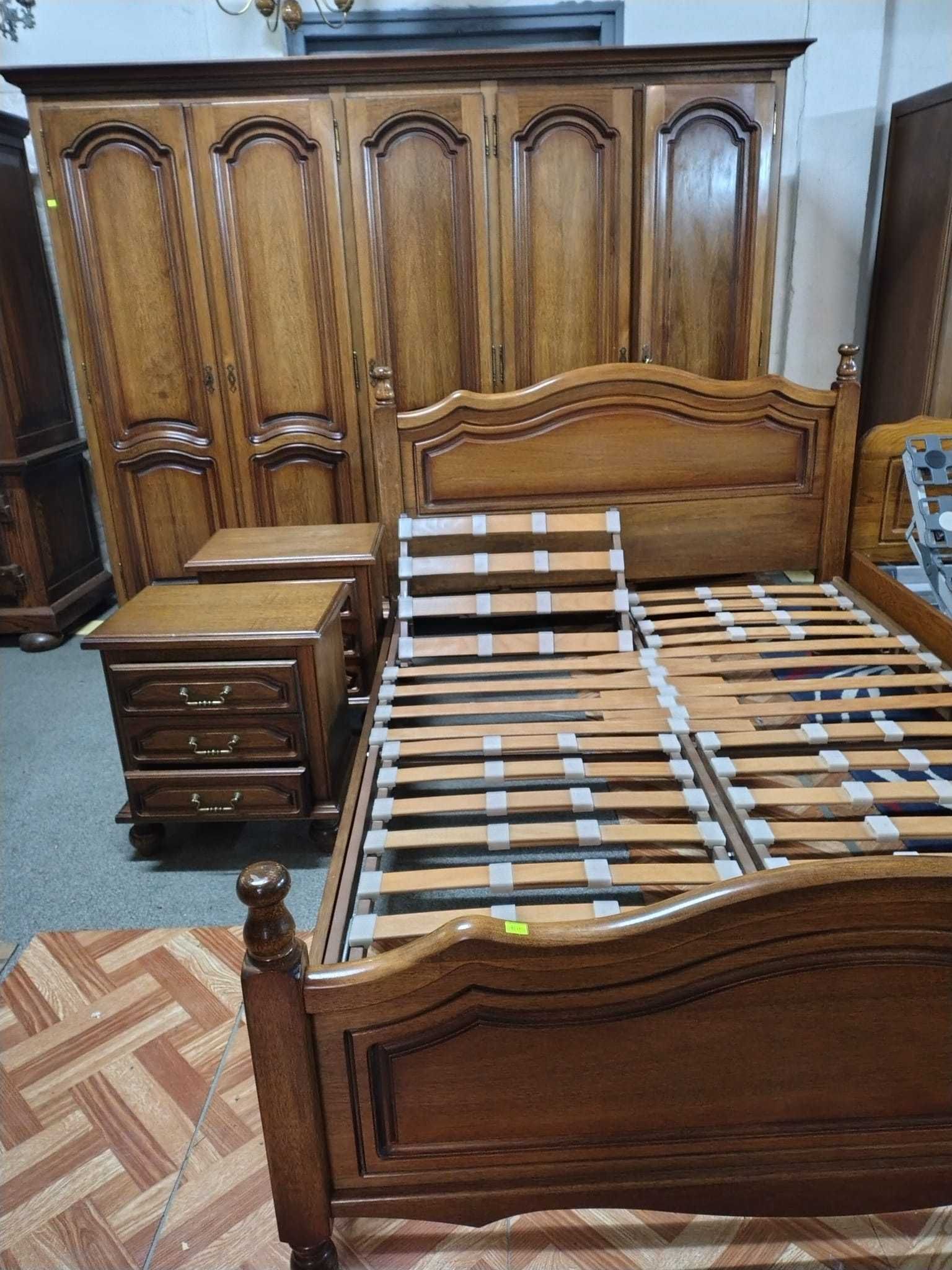 Zestaw mebli sypialnianych z litego drewna–łóżko, szafa i szafki nocne