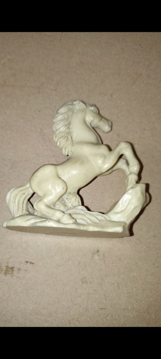 Stara vintage figurka konia ok 8 cm długości i 8 wysokosci
