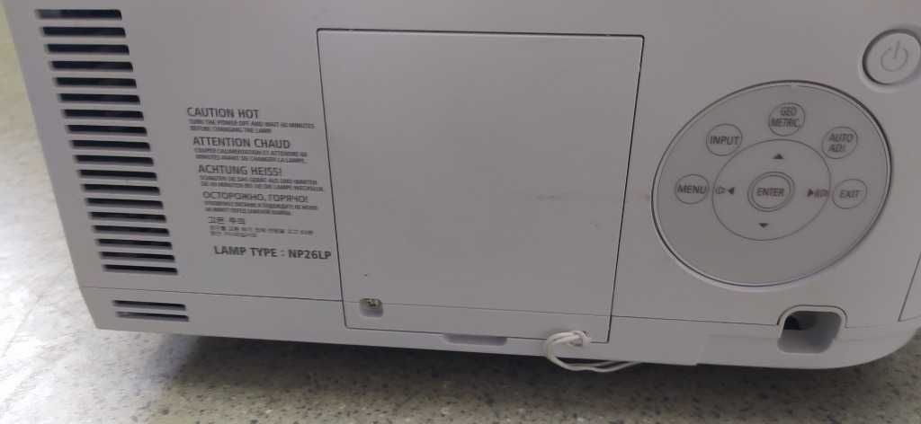 Projektor NEC PA722X + Obiektyw NP30ZL
