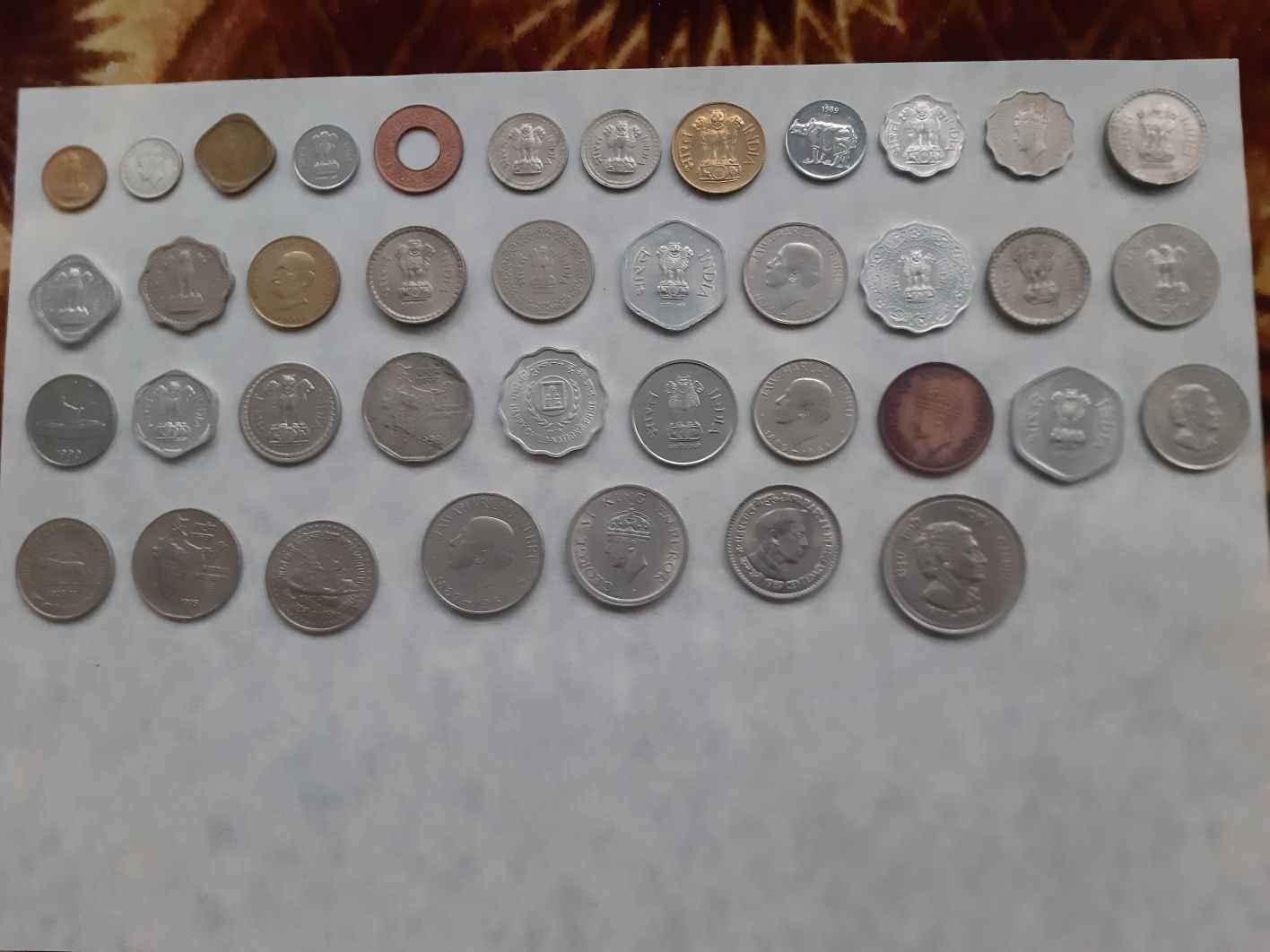 Монети Індії та Іспанії різних років.