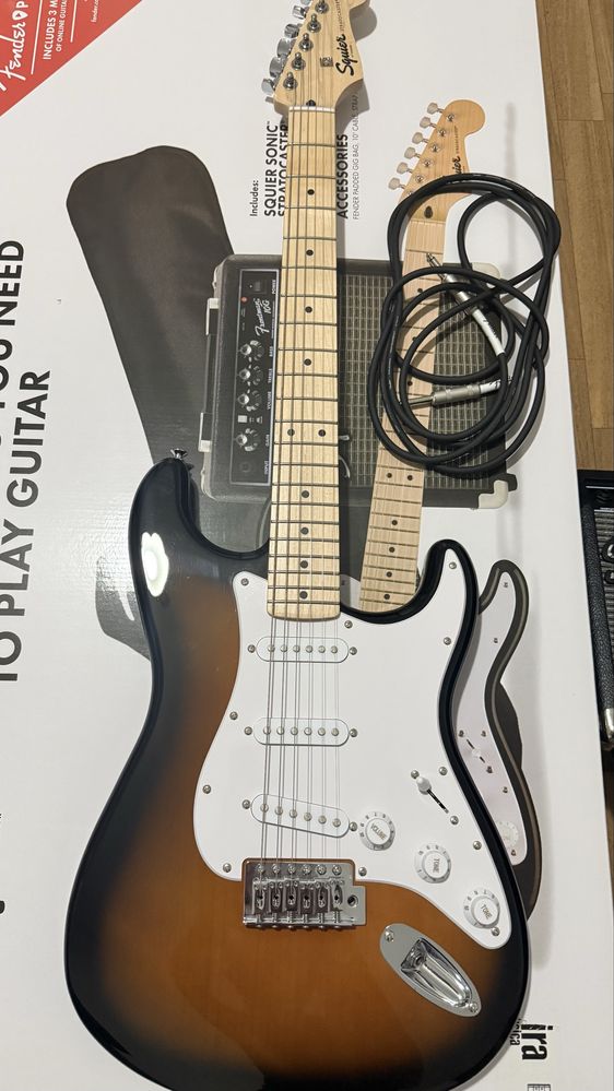 Guitarra Fender Squier Stratocaster + Amplificador – Excelente Estado