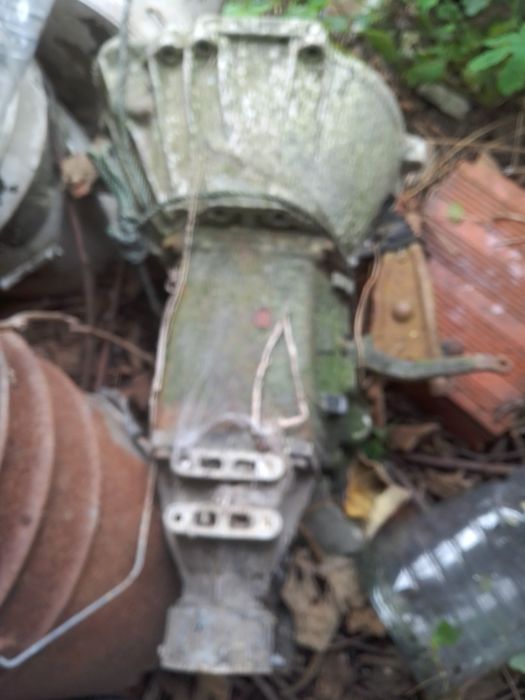 Peças de carros antigos Toyota e Peugeot