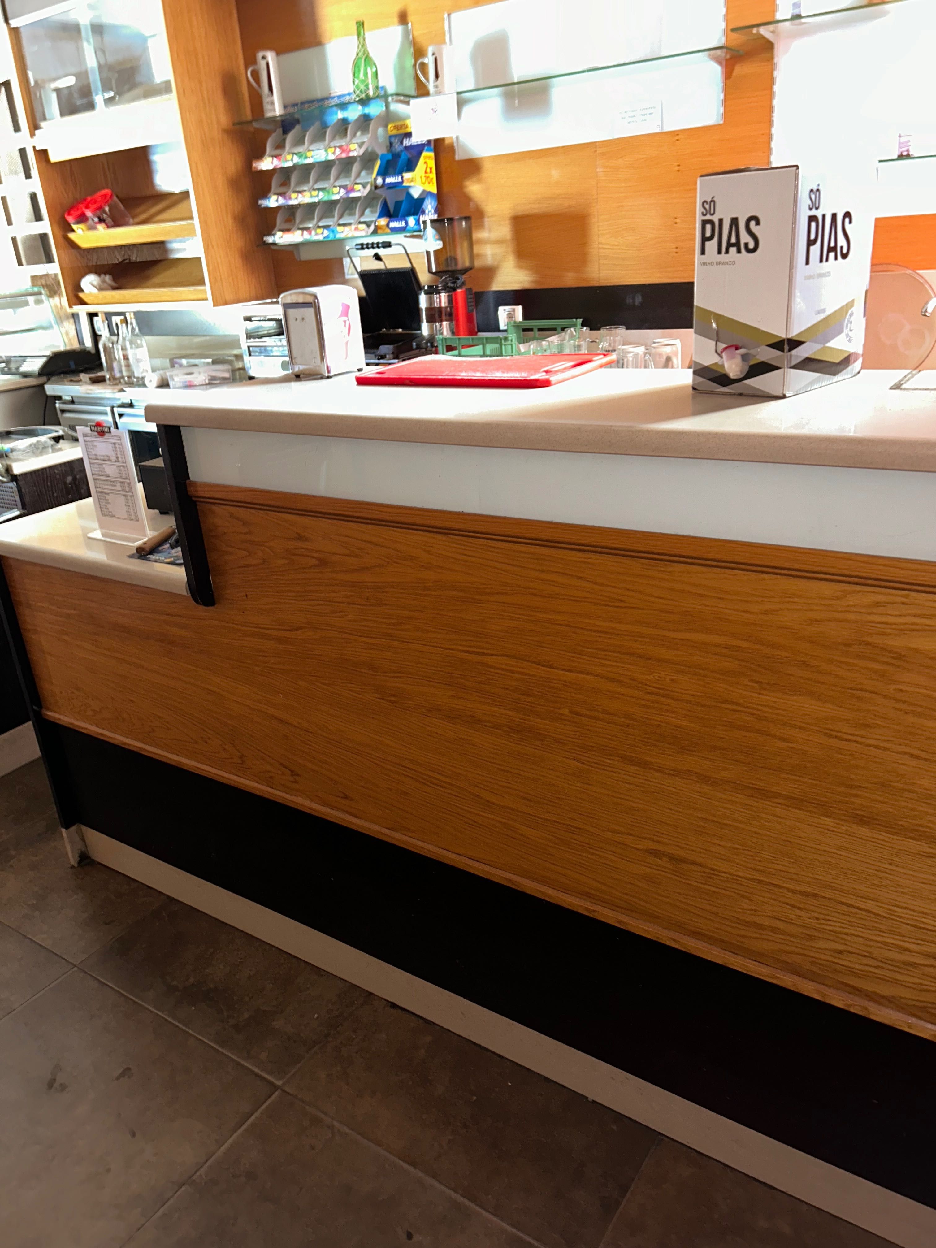 Vitrine com frio e neutras, estante com prateleiras e expositores.