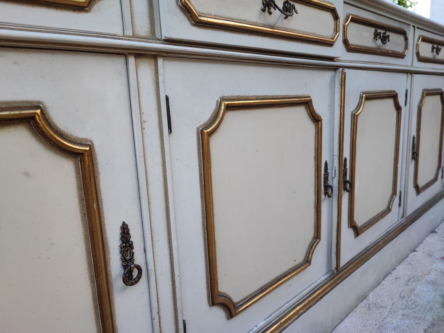 Móvel de sala pintado a mão