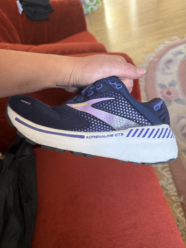Кросівки жіночі Brooks