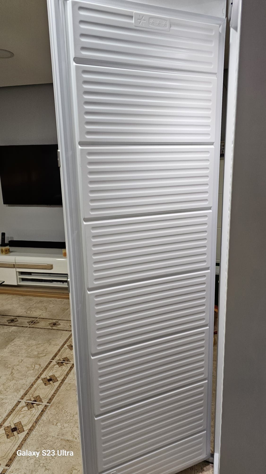 Congelador vertical Whirlpool UW8 F2D XBI N, novo com 2 meses de uso.