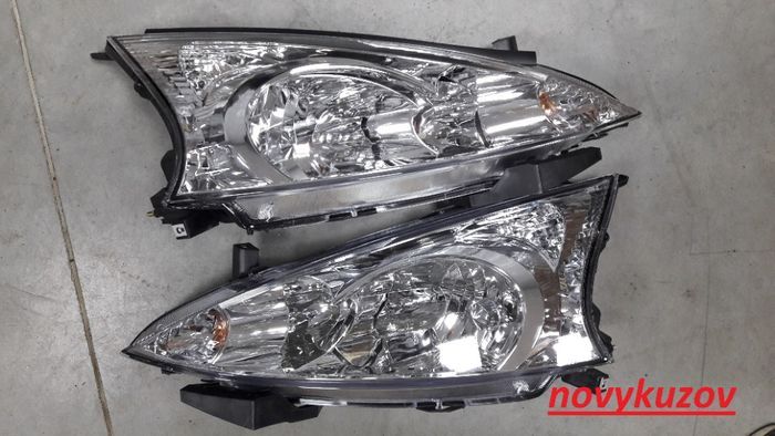 Фара  Mitsubishi Grandis Митсубиси Грандис