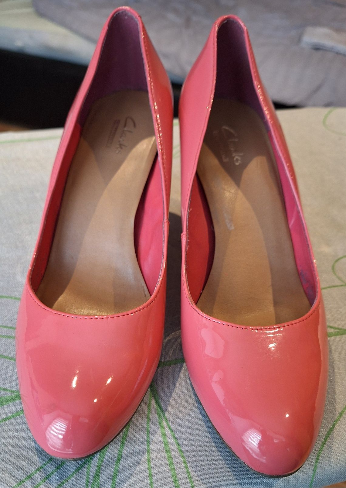 Clarks szpilki różowe brudny róż pudrowy 39 skóra lakierowana