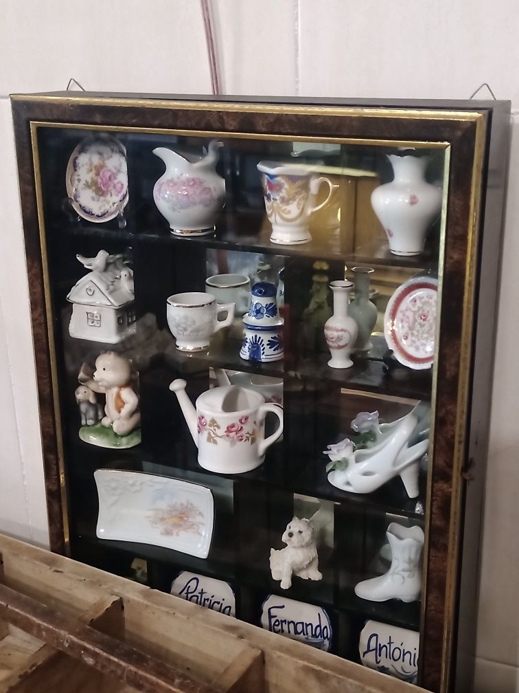 Vitrine antiga com 19 miniaturas incluídas
