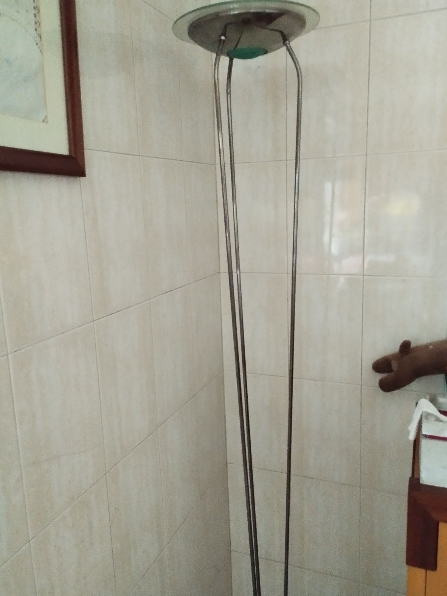 Candeeiro de pé alto em alumínio cromado