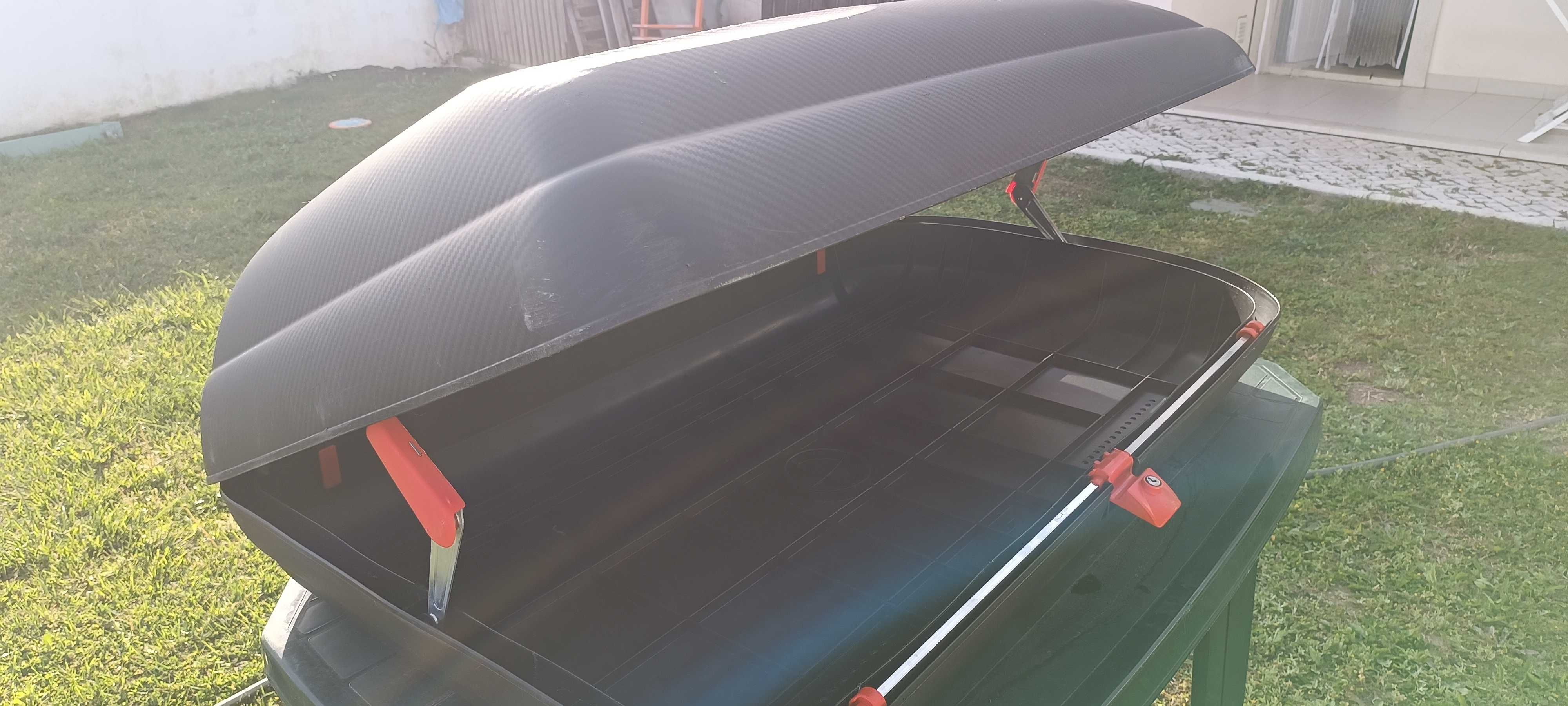 porta-bagagens do tejadilho do carro