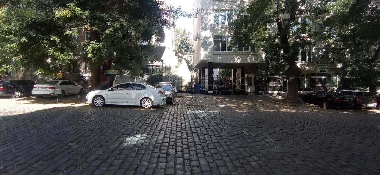 Коммерческое помещение 1600м2 .Центр города. Фасад.