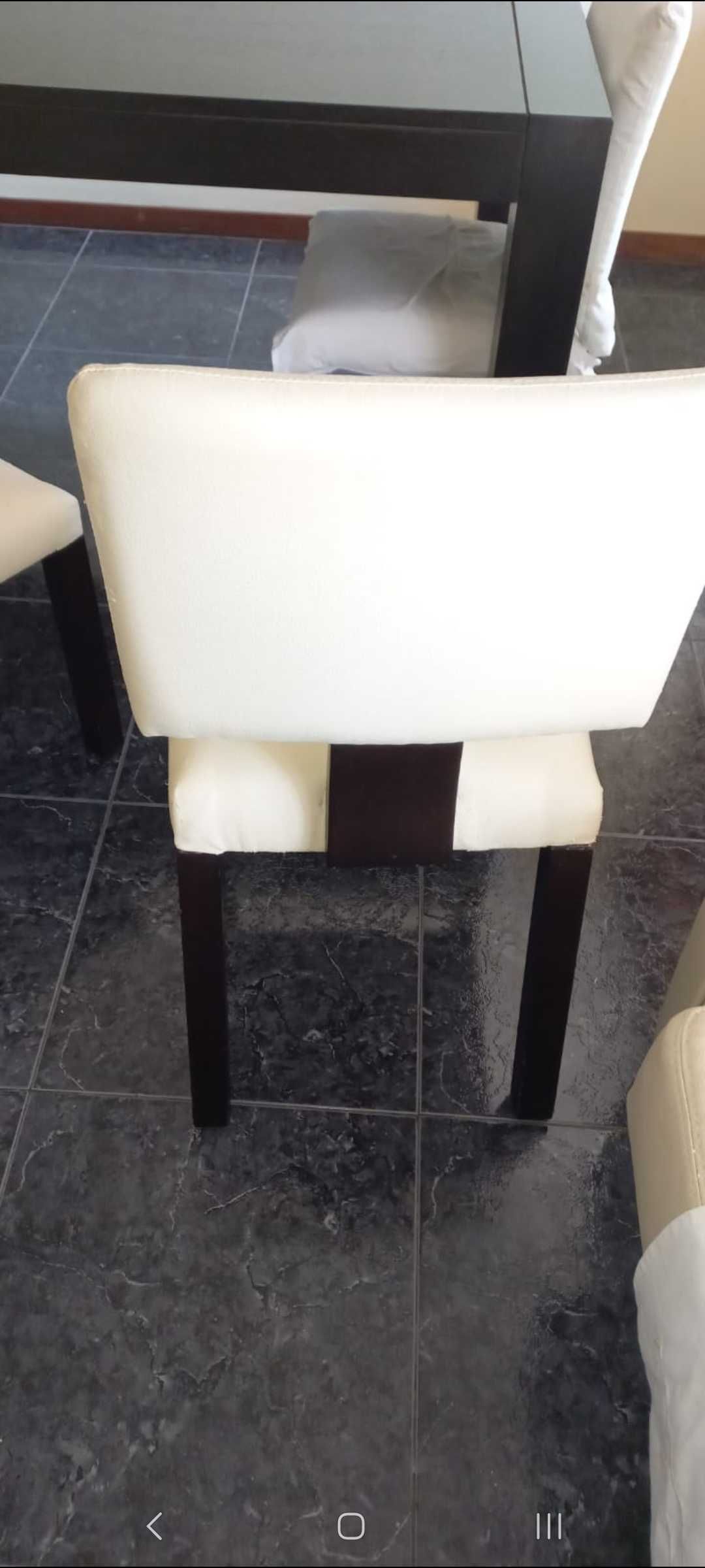 Mesa de jantar e 4 cadeiras