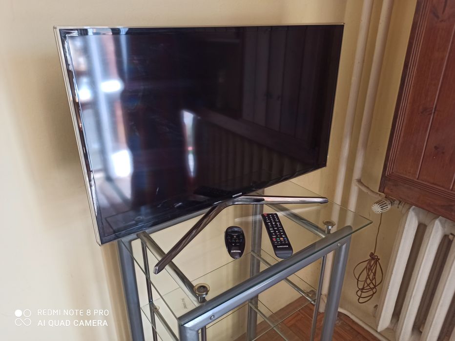 Regał metalowy 4 szklane półki stylowy fajny zgrabny Stan bardzo dobry