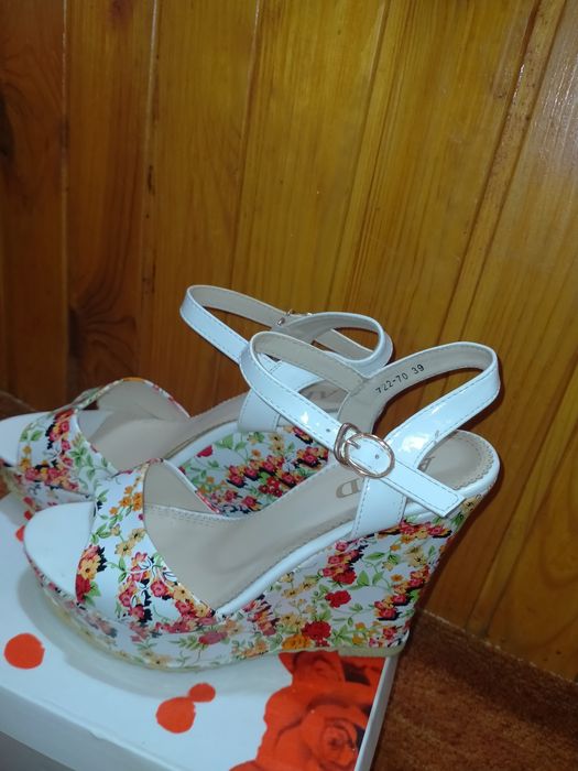 Продам босоніжки