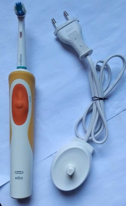 Електр.зубна щітка Oral-B Braun Vitality Precision Clean/D12(на деталі