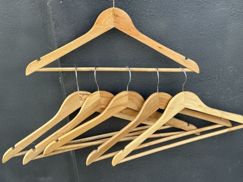 Вішаки, тремпелі для одягу дерев'яні, для штанів/спідниць металеві