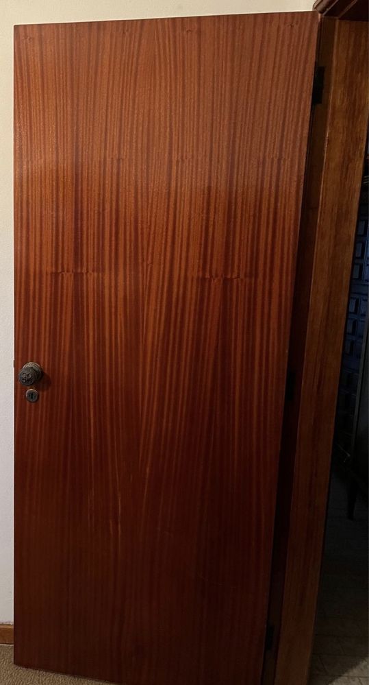 RESERVADAS -Portas em madeira com aros e ferragens