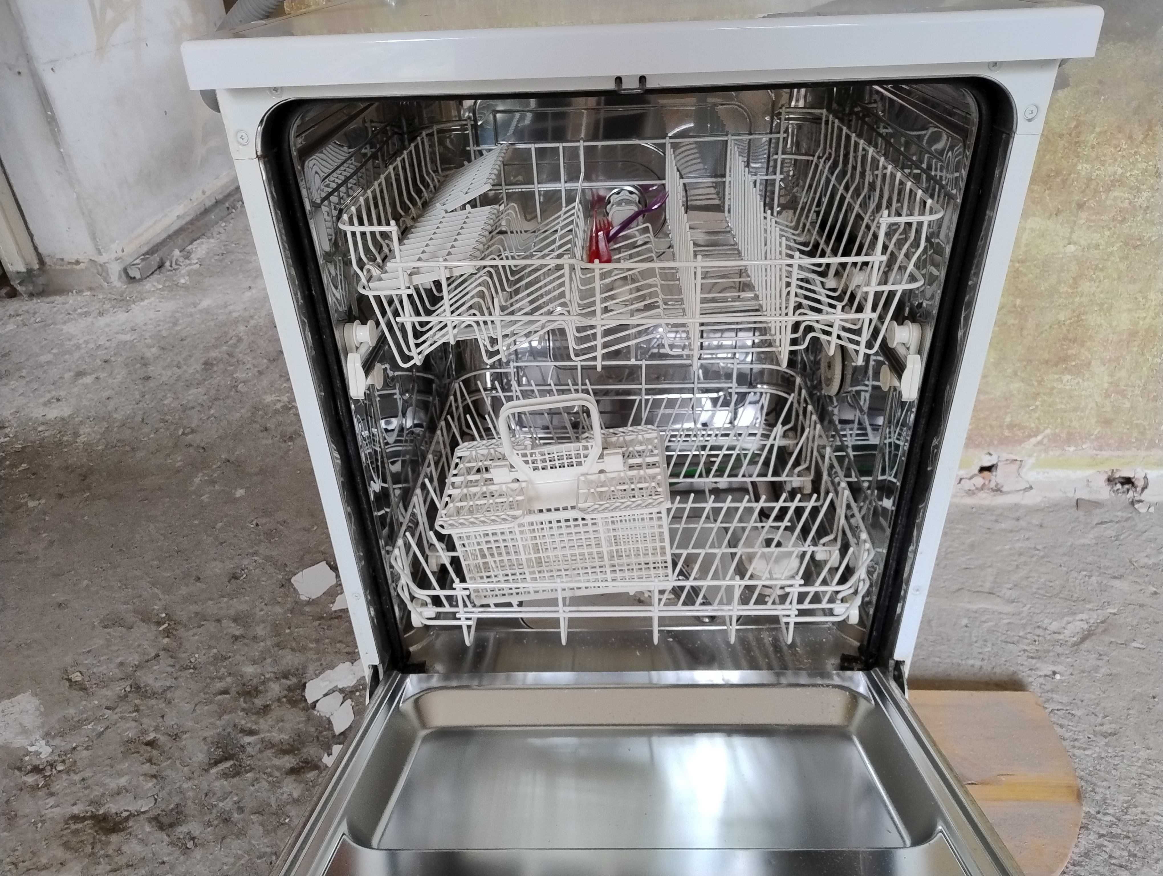 Zmywarka mechaniczna Amica ZWS-604, używana, ale sprawna i czysta