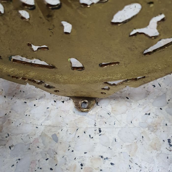 Kwietnik mosiężny stojący na trzech nogach