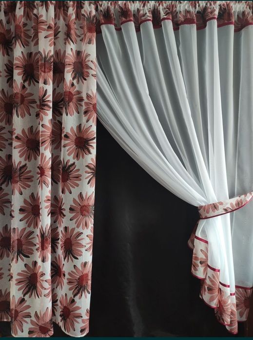 Гарний комплект на вікно