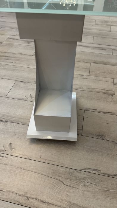 Stolik metalowy ze szklaną szybą mleczną na kółkach