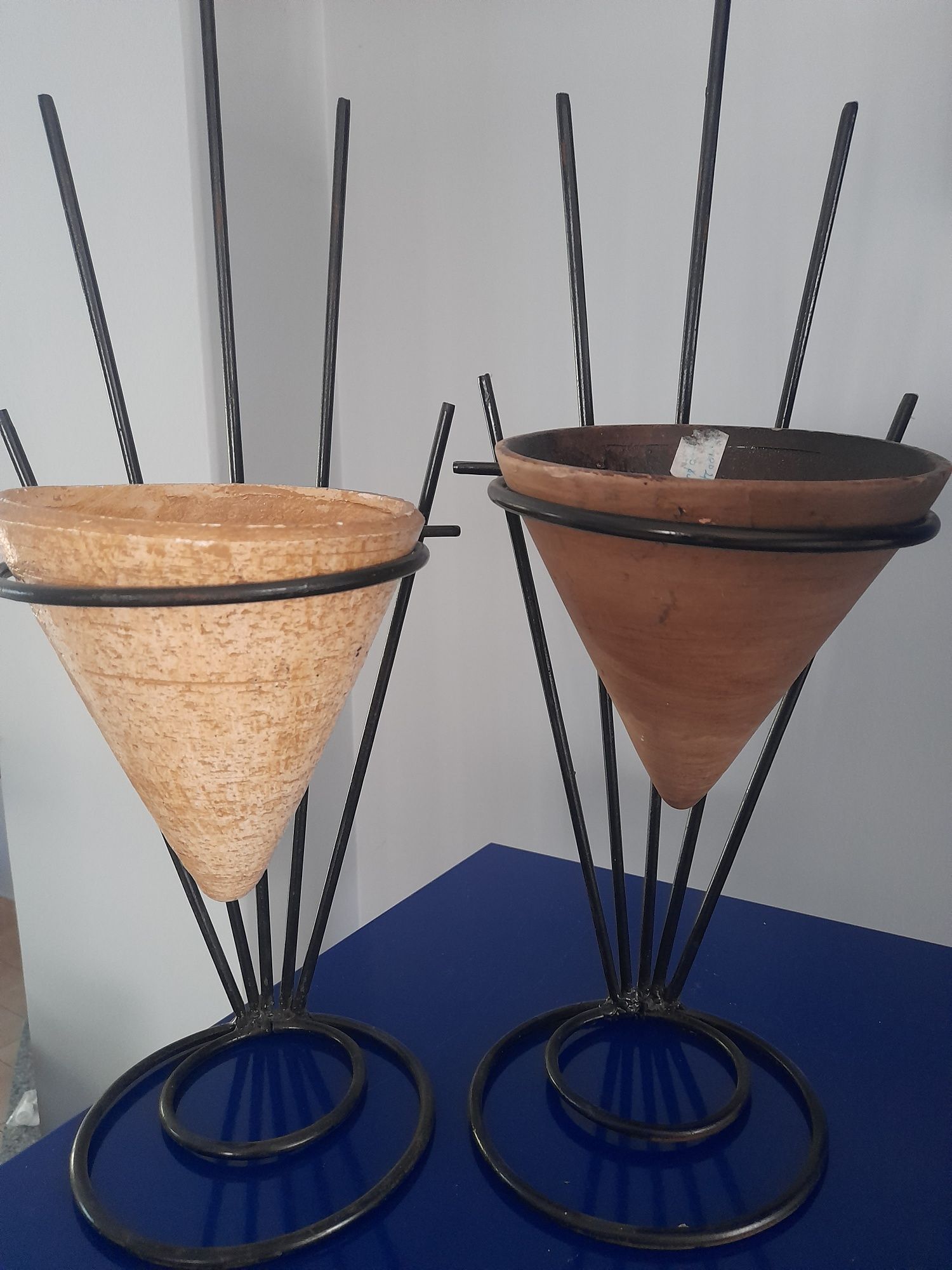 Soportes com vasos decorativos
