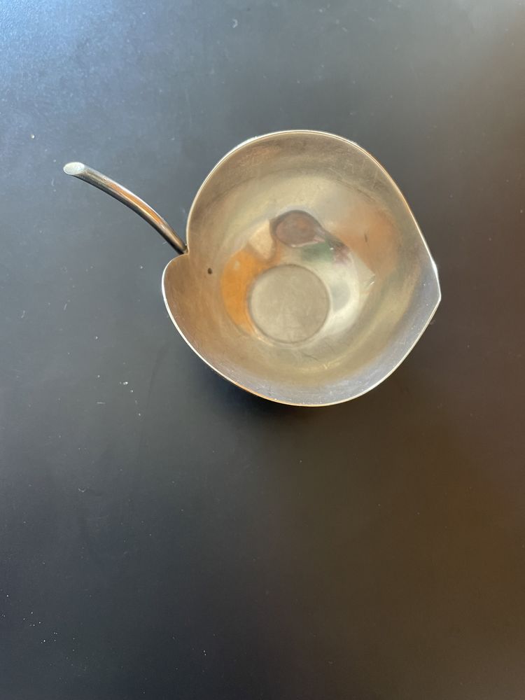 Molheira pequena com colher. Em prata