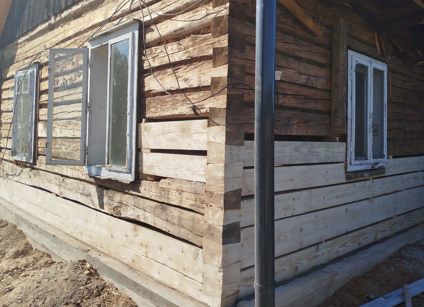 Remont domu drewnianego z bali, wymiana podwalin, fundametów tynk glin