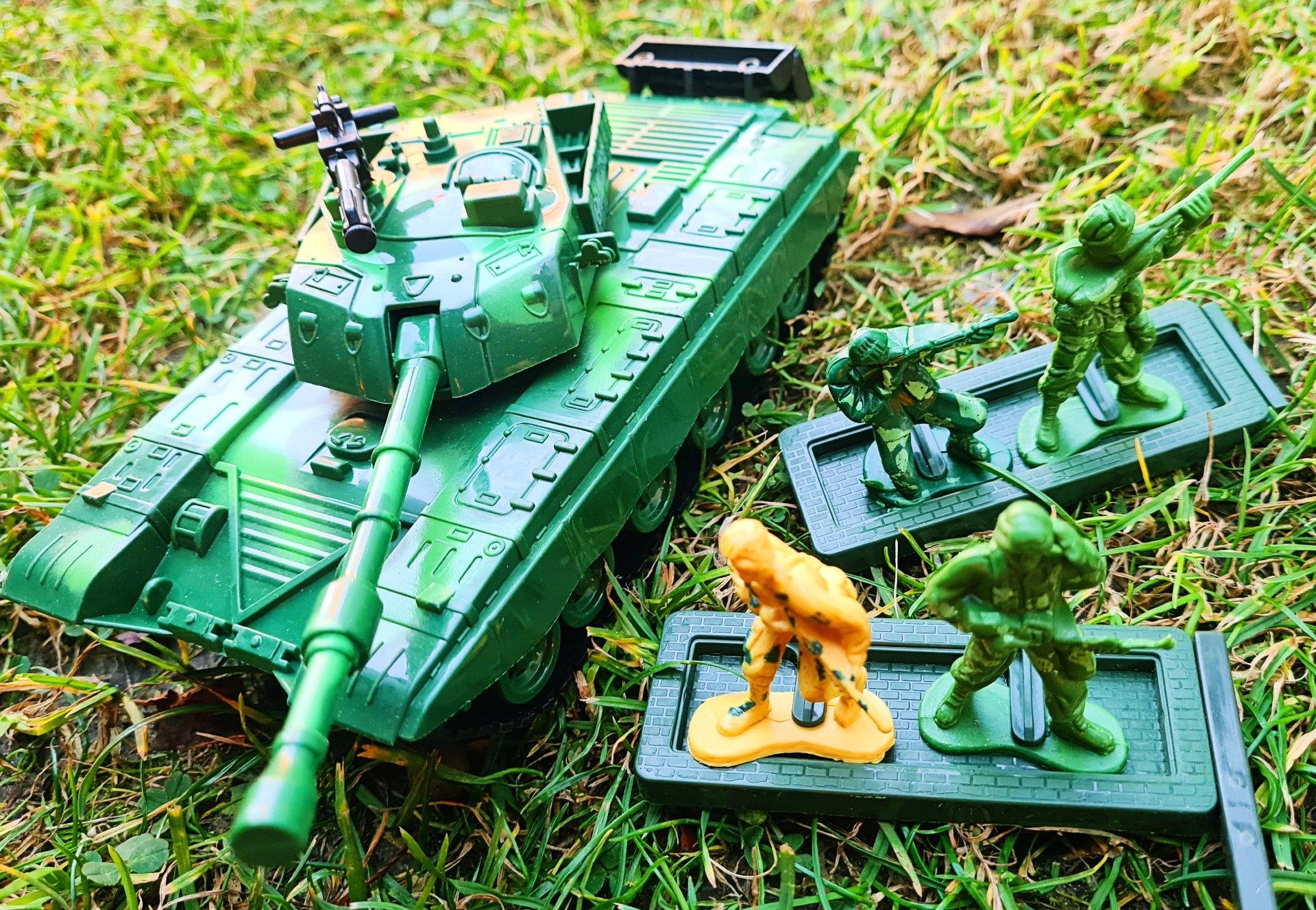 Zestaw militarny Czołg + Żołnierzyki - zabawki
