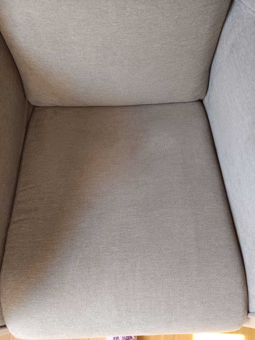 Poltrona bege com braços