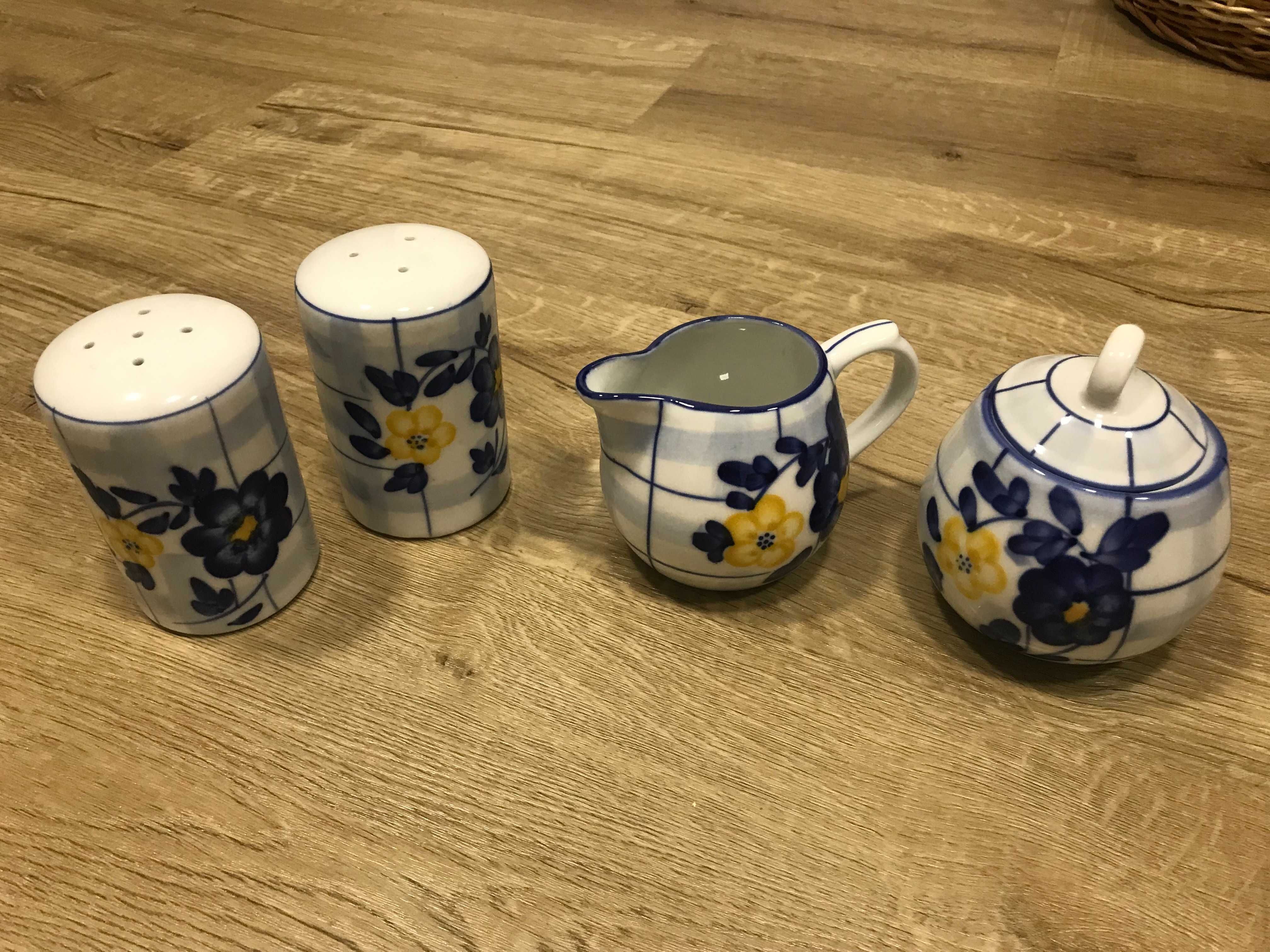 Zestaw solniczka pieprzniczka cukiernica i dzbaneczek - porcelana?