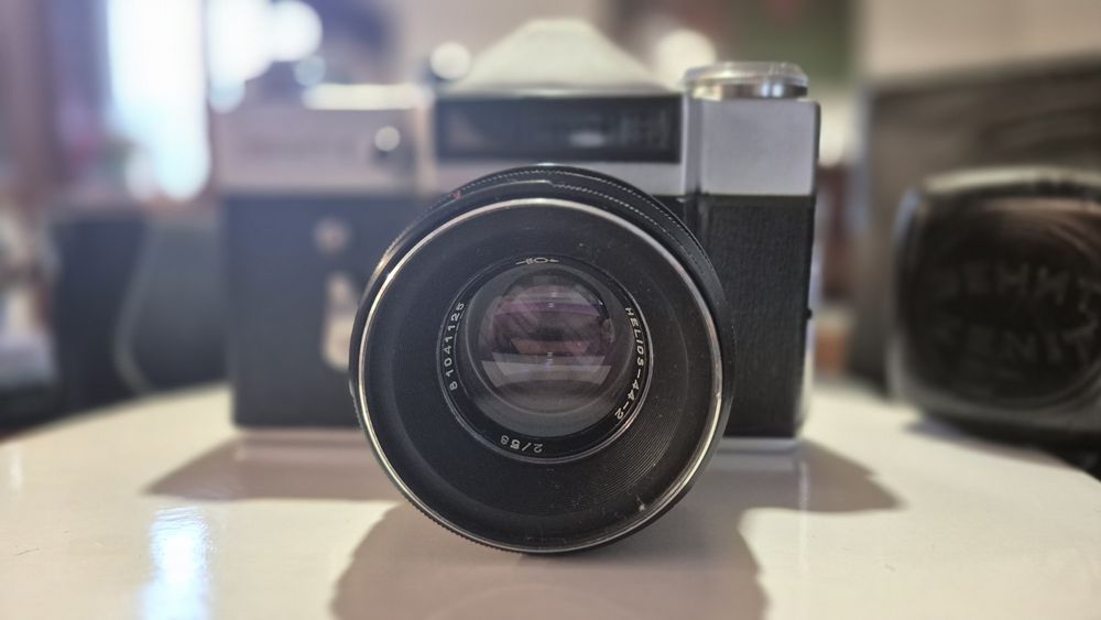 Zenit E wraz z obiektywem Helios 44-2 plus etui