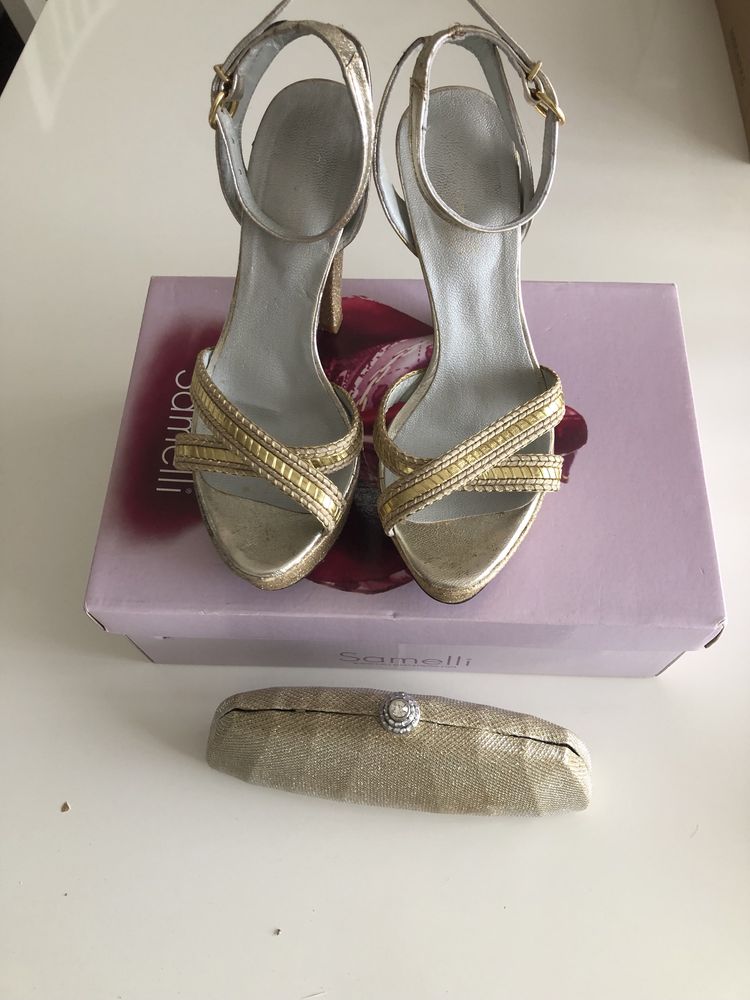 Sandalias de salto alto douradas e carteira