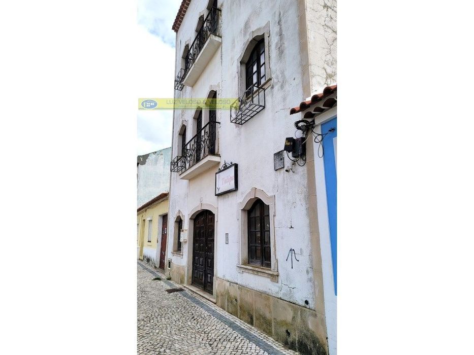 Prédio Urbano de R/C, 1º, 2º andares para Comércio em Cartaxo