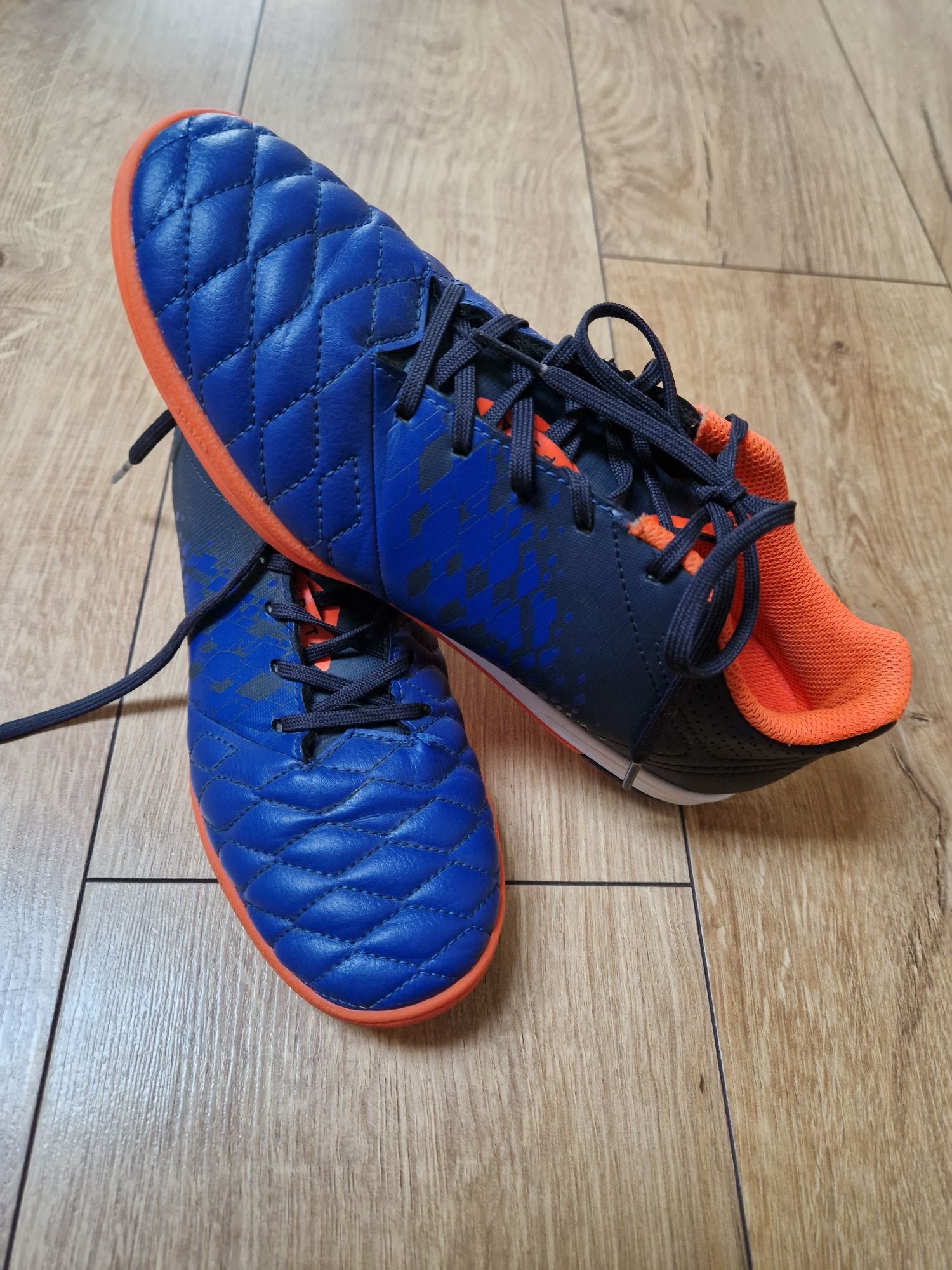 Buty sportowe halówki Kipsta 36