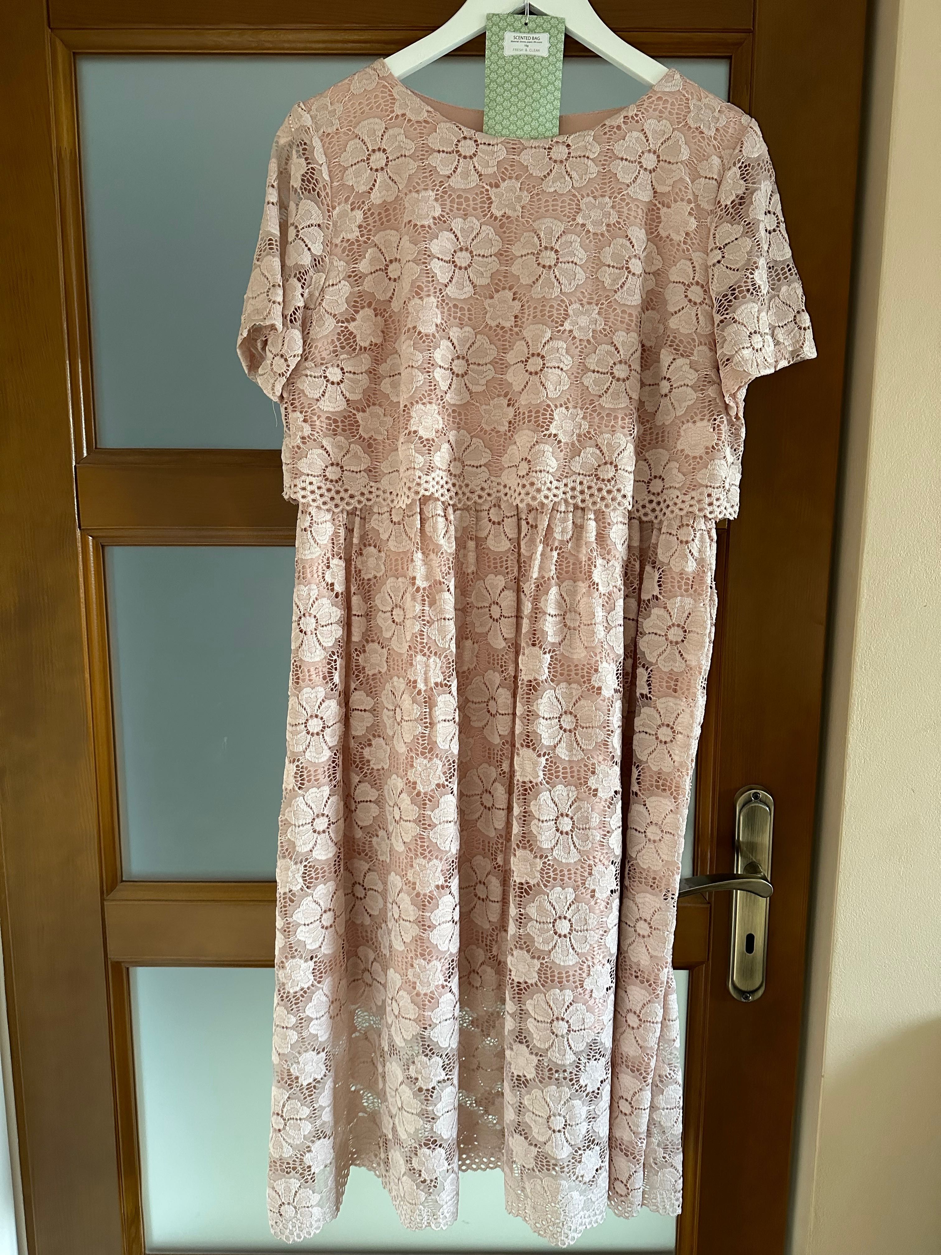 Koronkowa sukienka midi różowa