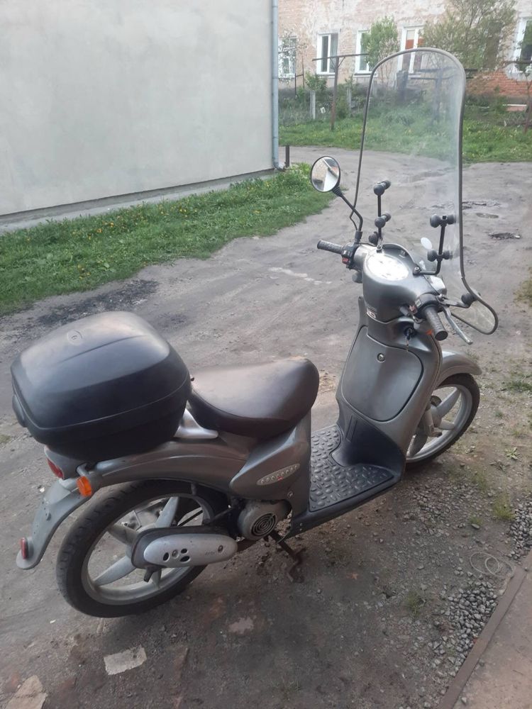 Скутер Aprilia scarabeo