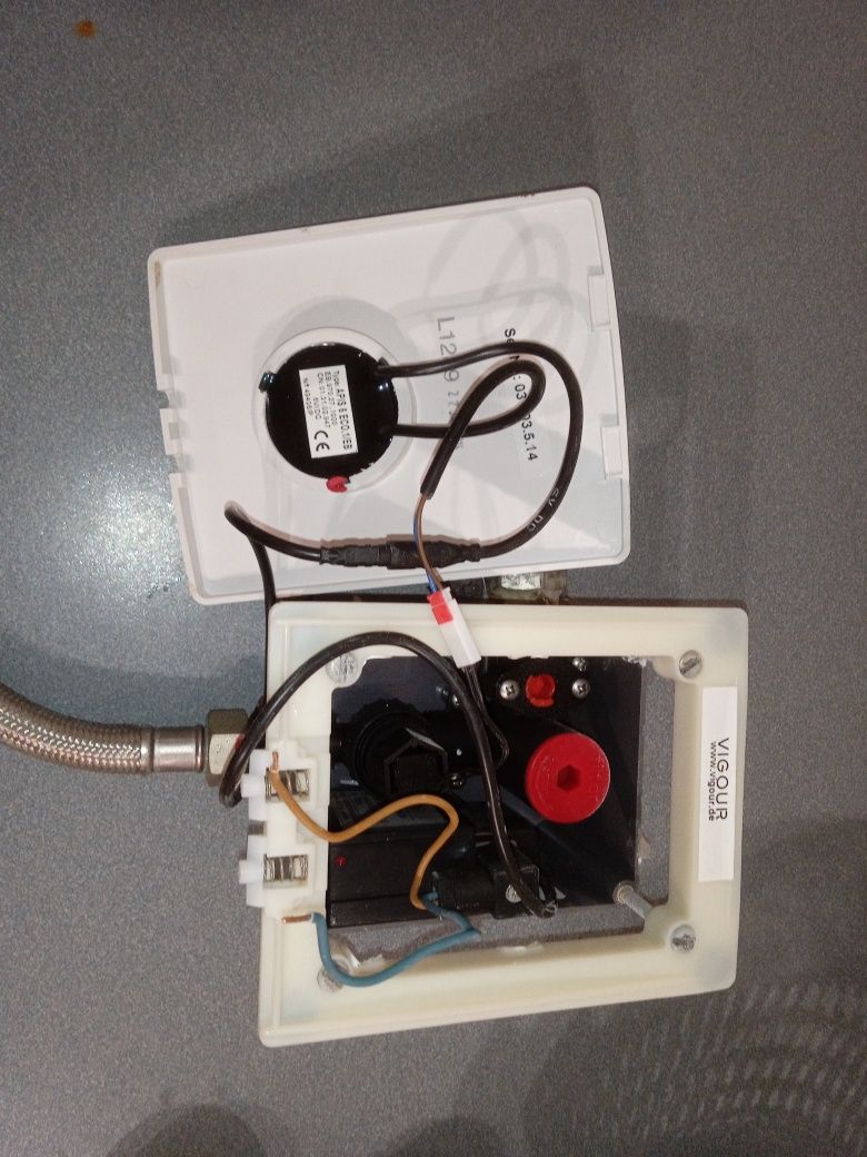 Automatyczny , bezdotykowy przycisk spłukujacy do pisuaru