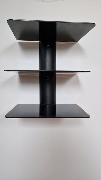 Szklana pólka pod TV