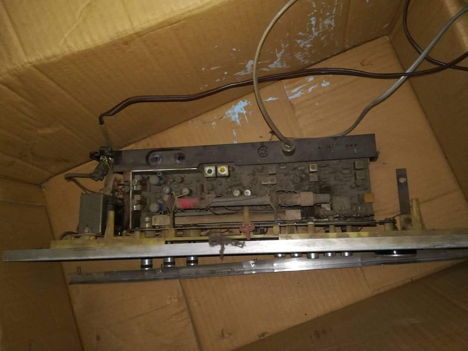 Built-in radio with built-in speakers64551529728771123