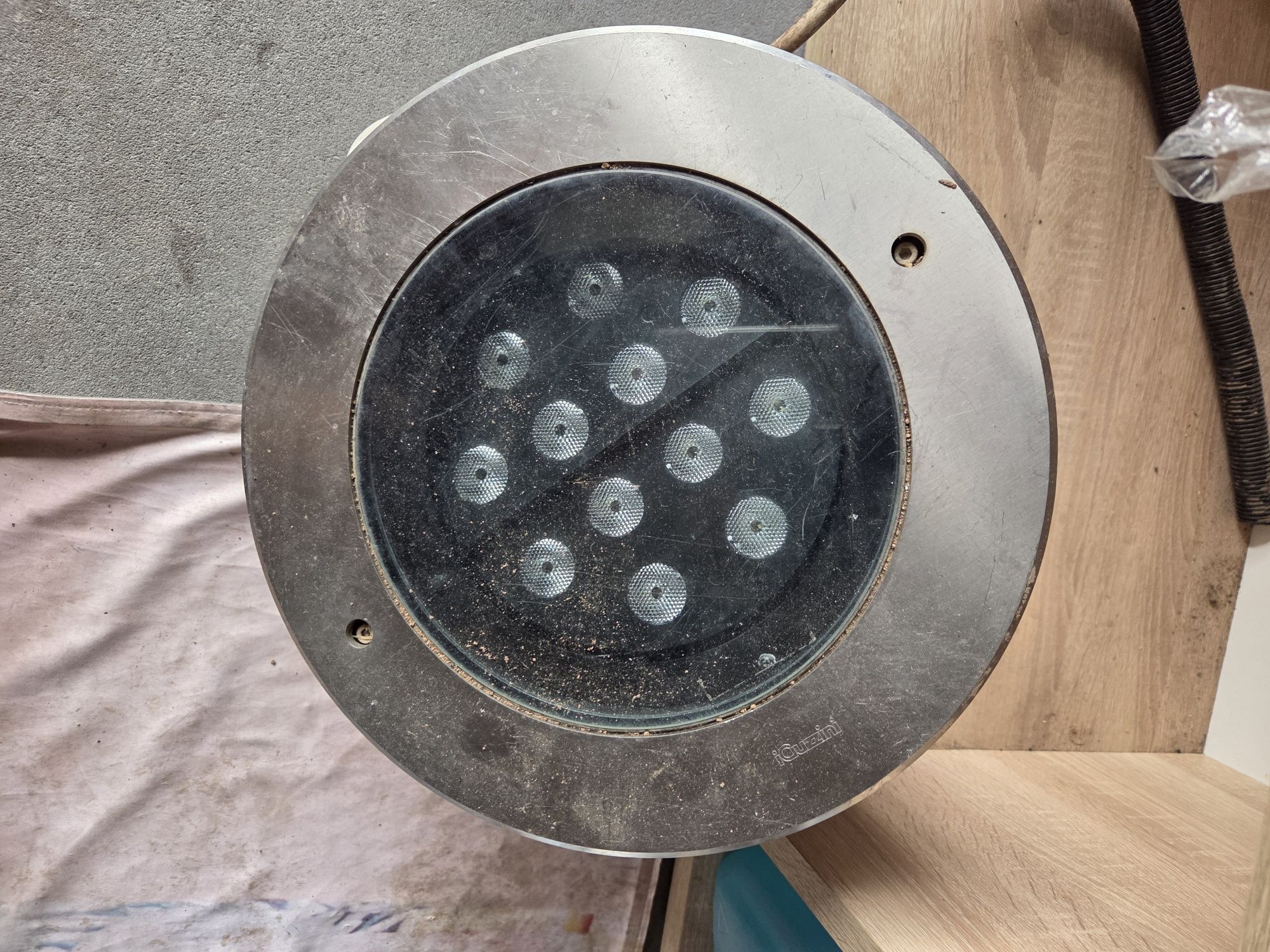 Halogen montowany zewnatrz