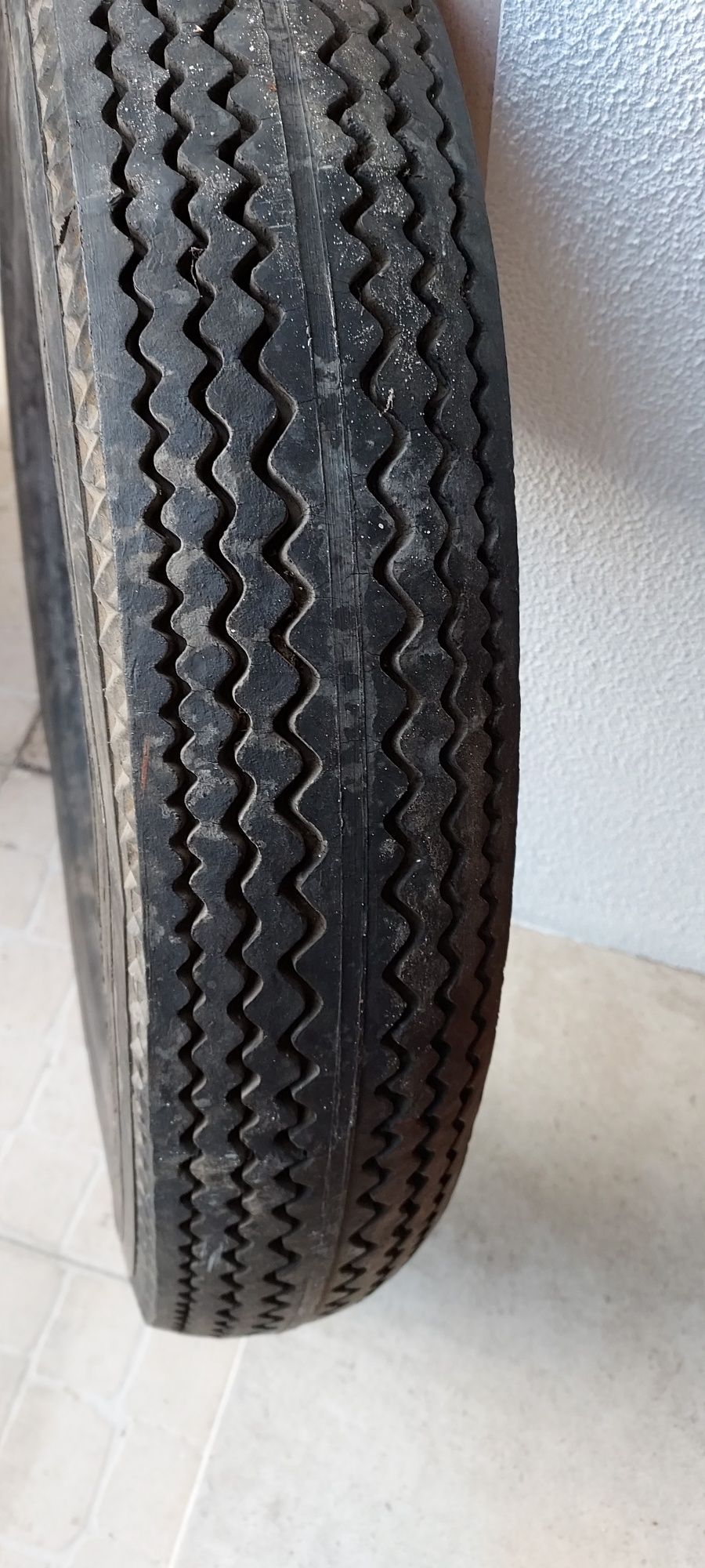 Pneu Dunlop recauchutado 6.00-15