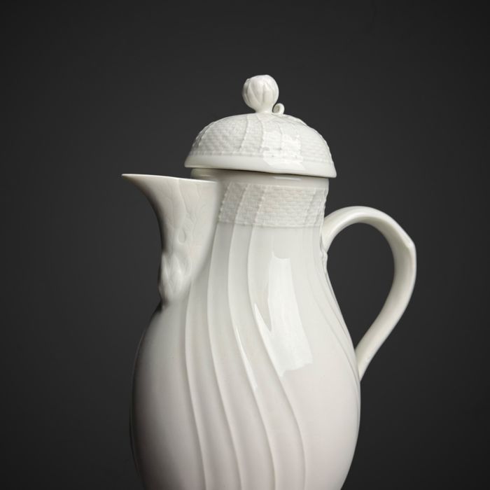 Biały porcelanowy dzbanek KPM Neuosier B5/100602