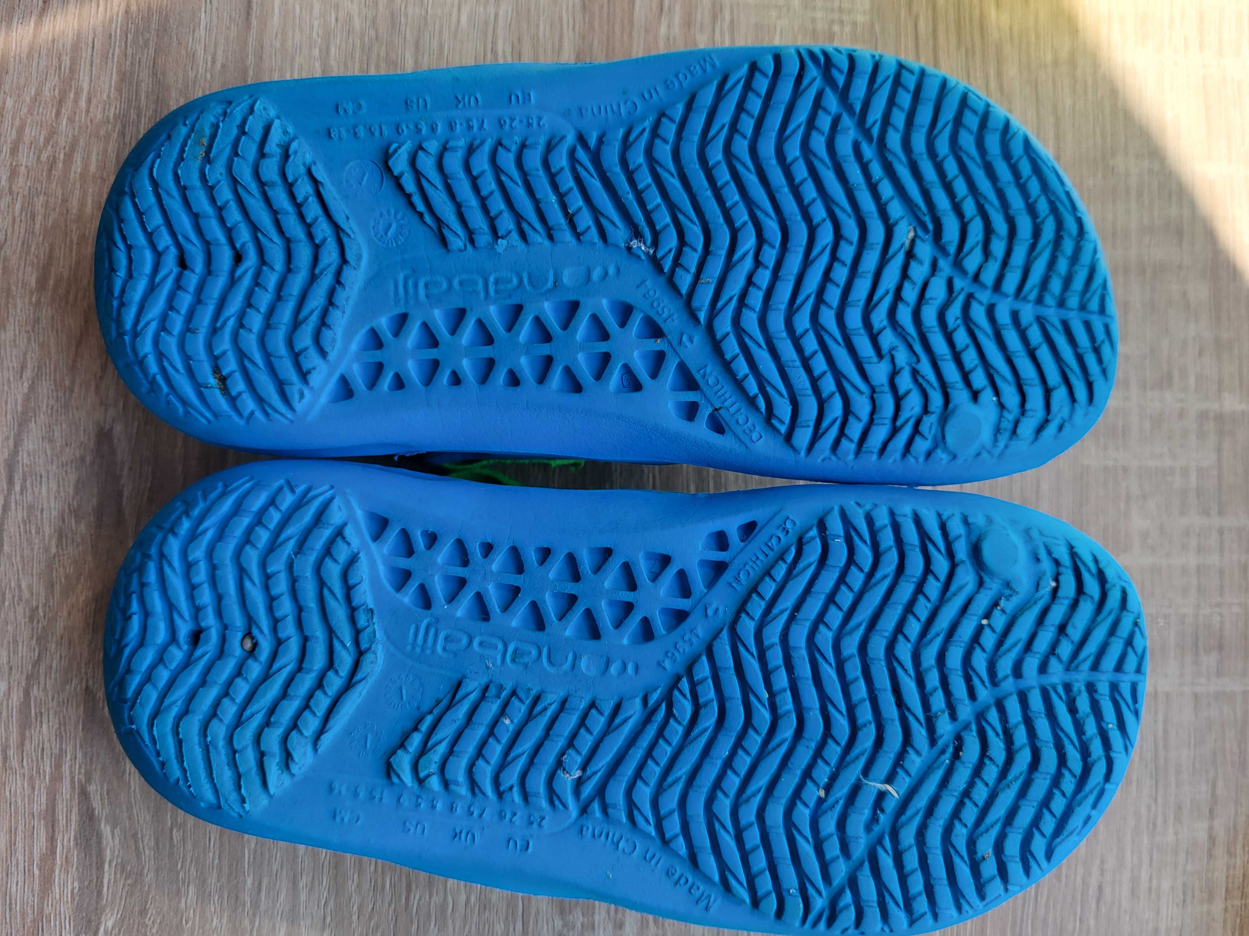 Klapki, sandały na basen Decathlon r. 25/26